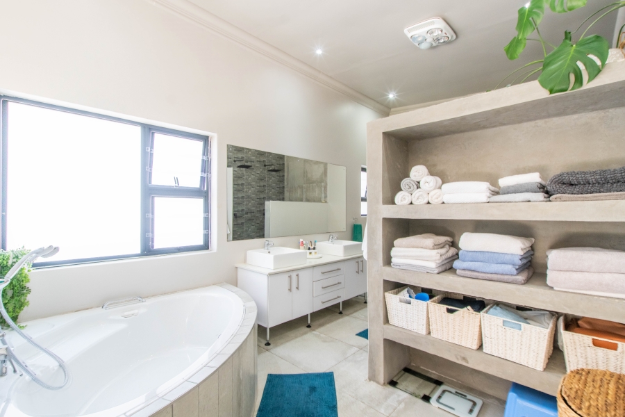 4 Bedroom Property for Sale in Mossel Bay Central Western Cape